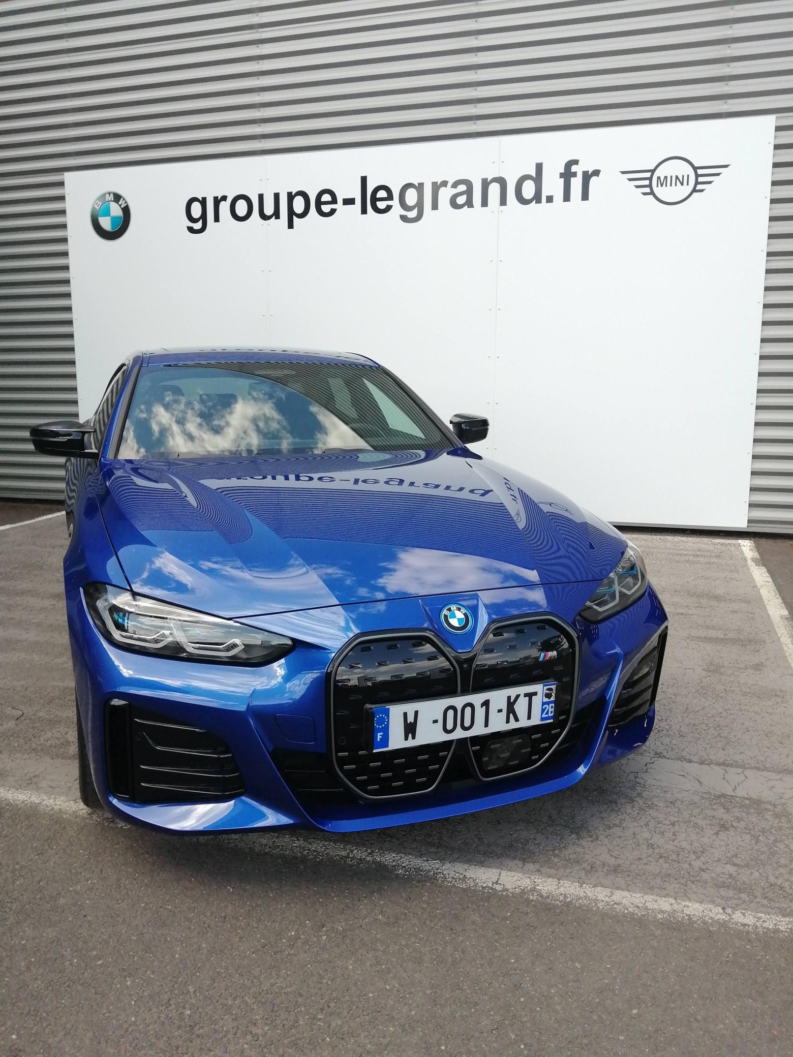 Livraison client transport par convoyage véhicule électrique Bmw i4